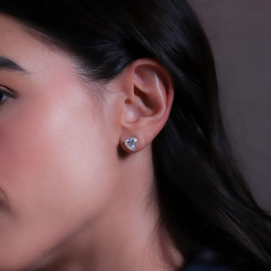 Brinco Coração de Moissanite em Prata 925 com Ródio